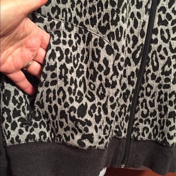 JNY Sport Women’s Jacket sweater gray Leopard Print Full Zip size XL knit pocket - Picture 3 of 8